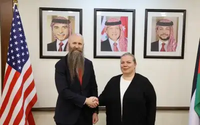 شاشة إل جي الجديدة تتوسع وتطوى