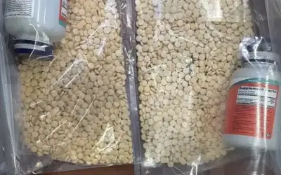 الملك وولي العهد يطمئنان على صحة