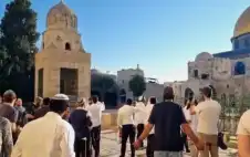 70 ألفا يؤدون صلاة الجمعة في