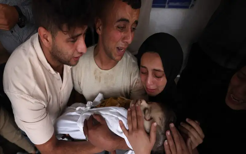 استشهاد طفلة متأثرة بجروحها ومصابون برصاص