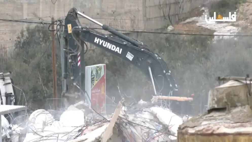 قوات الاحتلال تشرع بهدم 12 مخزنا