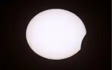 بداية الكسوف الشمسي عند أطراف القطب