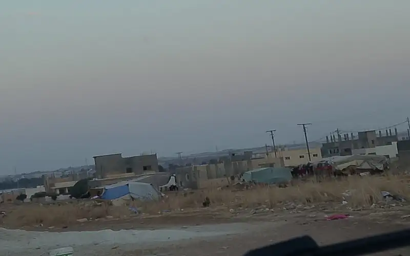 مطالبات بإزالة خيام عشوائية وأنقاض متراكمة