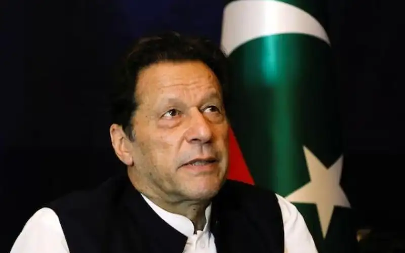 المحكمة العليا بباكستان تأمر بنقل عمران