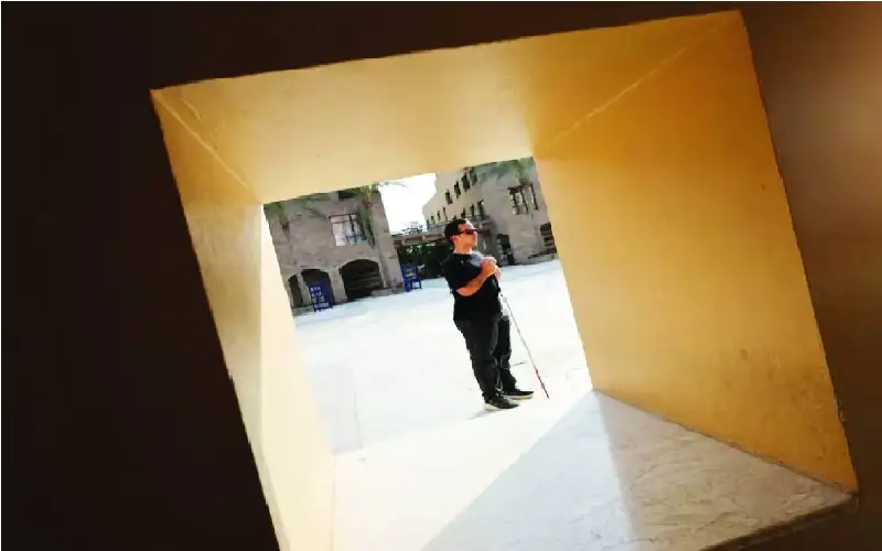 كفيف يطور تطبيقا يساعد على الرؤية