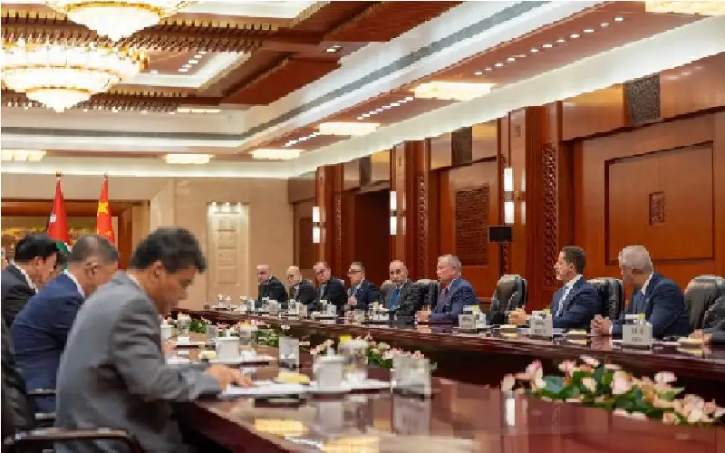 الملك يلتقي في بكين رئيس اللجنة