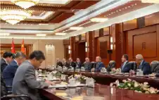 الملك يلتقي في بكين رئيس اللجنة