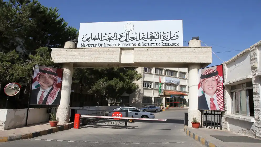 طلبة المدارس يبدأون دوام العام الدراسي