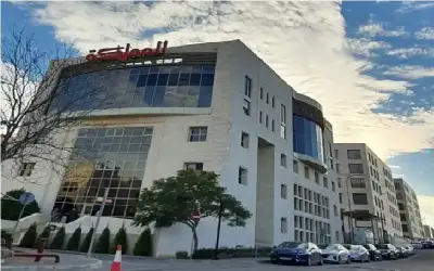 ياسمين عبدالعزيز تغادر مصر في رحلة