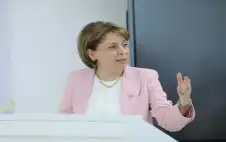 وstrongزيstrongرة تطوير القطاع العام: الذكاء الاصطناعي