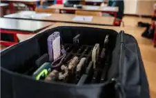فرنسا تحظر الهواتف المحمولة في المدارس