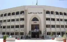 خلاف على نقل عمود يدخل موظف