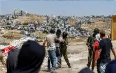 استهداف المتضامنين بالضفة.. شهود الغرب بمstrongرمstrongى