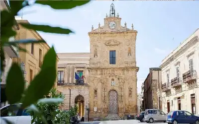 امرأة نيسان ـ اشتر منزلا في صقلية بدولار واحد