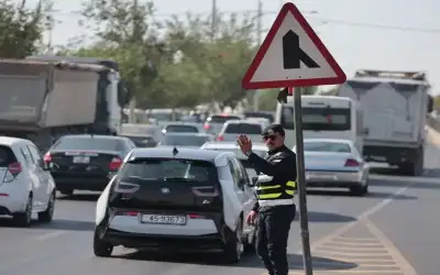 كم سنة تعيش بطارية السيارة الكهربائية؟