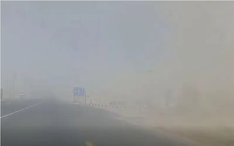 الغبار يعيق الرؤية الأفقية في الطريق