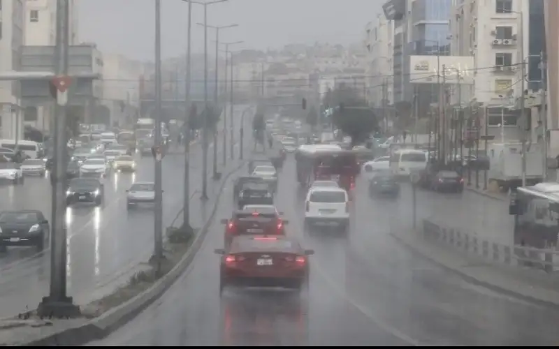 تقلبات جوية مفاجئة: زخات مطرية رعدية
