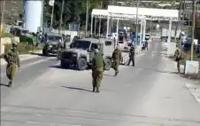 الاحتلال يعتقل شابا قرب حاجز قلنديا