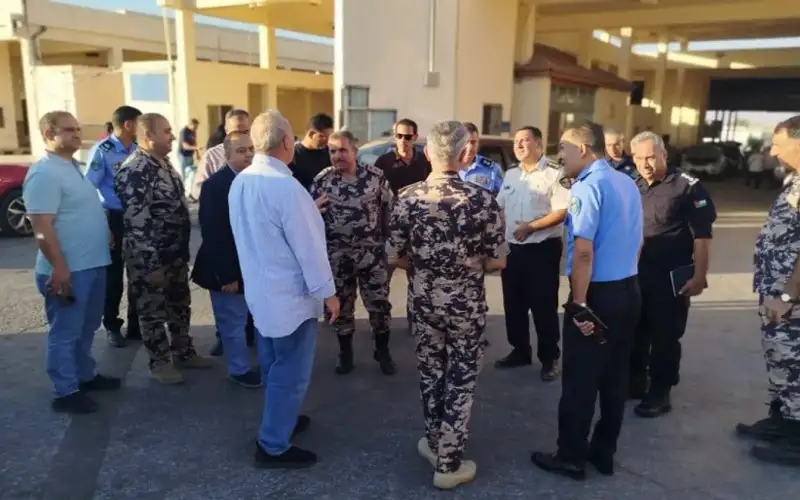 مدير الجمارك يوجه بحلول عاجلة لأزمة