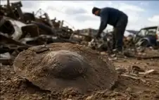 كان يبحث في ساحة خردة.. فعثر
