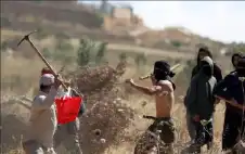 مستوطنان إرهابيان يقتحمان تstrongرمstrongسعيا خلال جولة