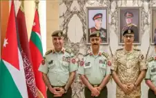 رئيس هيئة الأركان المشتركة يقلد عددا
