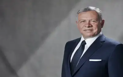 صحيفة نيسان ـ الملك ترافقه الملكة يعود إلى أرض