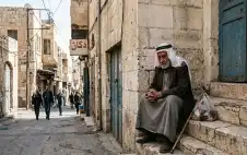 مسنون بلا راتب ولا معونة.. والحكومة
