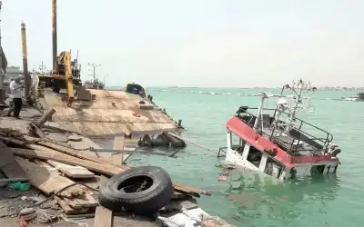 في القبو.. طفل يلامس سحر الكتب