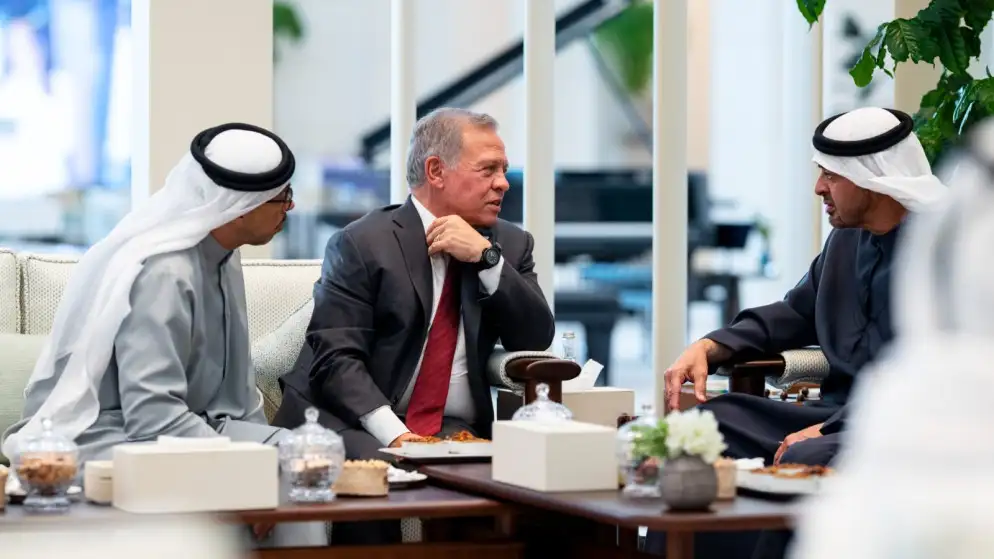 الملك والرئيس الإماراتي يتبادلان وجهات النظر