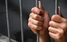 ساطور ومطاردة وسرقة.. 5 سنوات أشغال