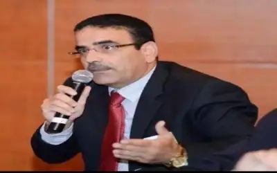 شاب يجمع اكواما من مخلفات المتنزهين