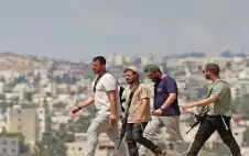 صحيفة نيسان ـ مستوطنون يحرقون مسكنا في الخليل واقتحامات