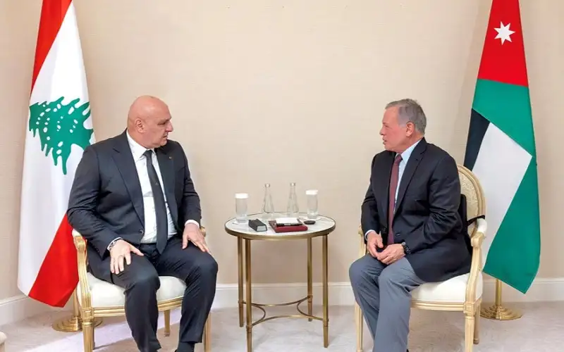 الملك يلتقي الرئيس اللبناني في باريس
