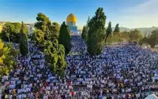 عشرات الآلاف يؤدون صلاة الجمعة في