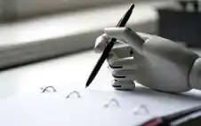 سر الكاتب الخفي بين السياسة والذكاء
