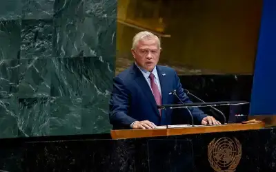 ولي العهد يزور مشروعا لصناعة فرامل