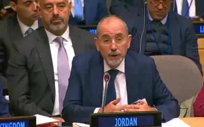 الصدر محذرا إيران: ابعدوا العراق عن