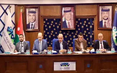 بالفيديو والصور.. رجل يداعب مجموعة من