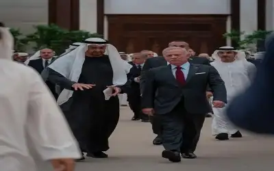 اصابتان اثر سقوط باص على منزل