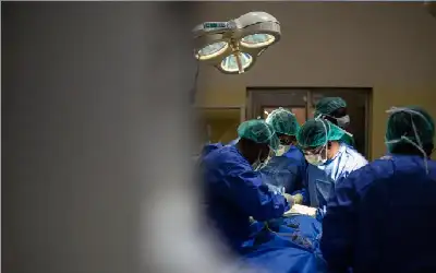 امرأة نيسان ـ حالة طبية نادرة.. استخراج جنين من