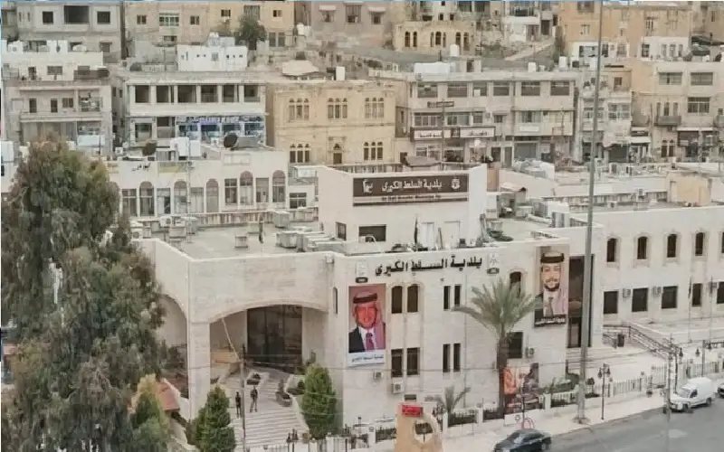 بلدية السلط تدعو المواطنين لإزالة مركباتهم