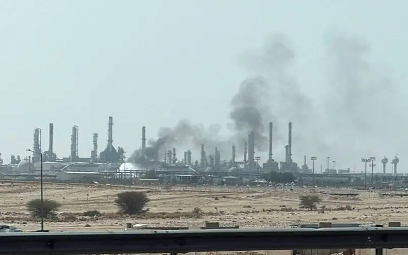 نيران ودخان قرب منشأة تابعة لأرامكو