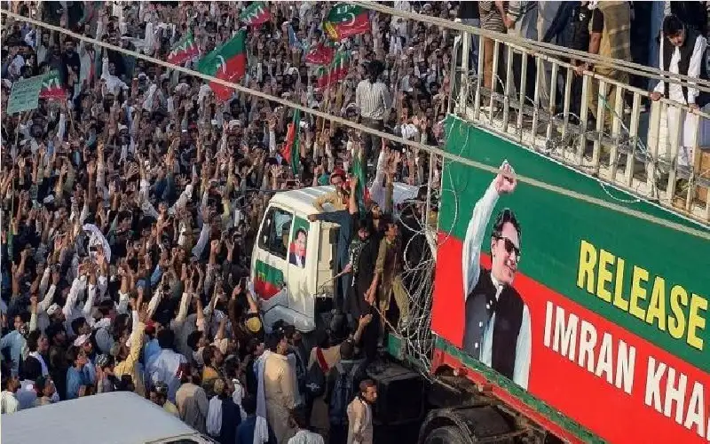 آلاف من أنصار عمران خان يزحفون