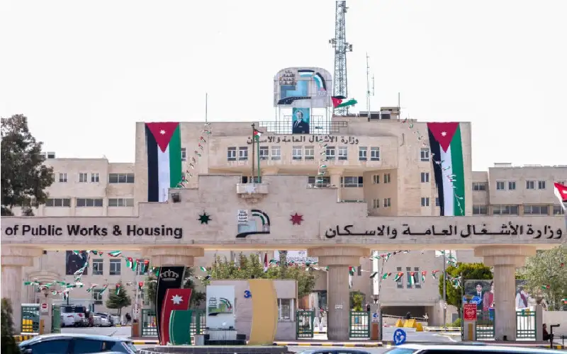 وزير الأشغال يوجه بعدم مطالبة المواطنين