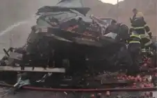 اشتعال تريلا ومركبة بحادث تصادم على