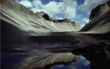 الماء يظهر من الهواء.. لغز بحيرة