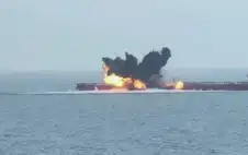 ناقلة نفط تبلغ عن إصابتها بمقذوفات