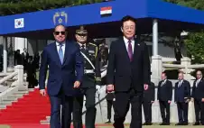 الرئيس الكوري الجنوبي يهدي السيسي دراجة