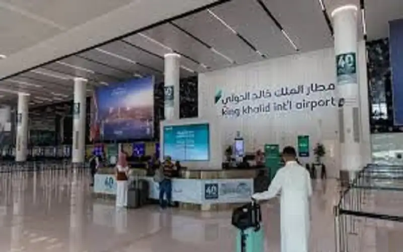 مقتل 3 سعوديين باستهداف مطار الملك